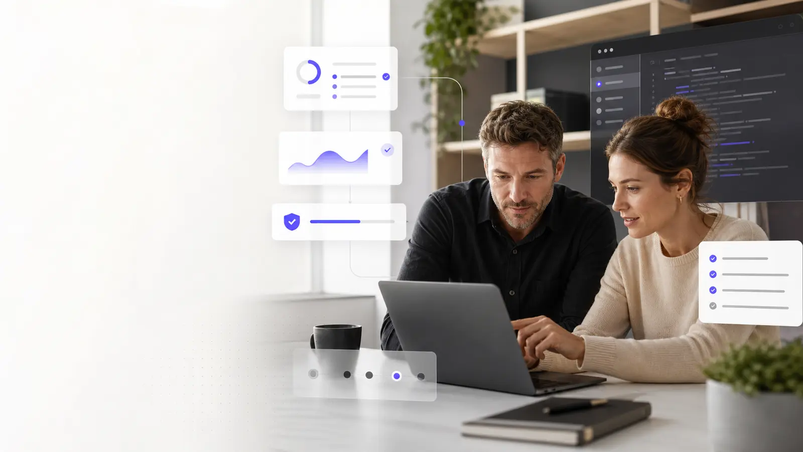 Equipe analisando manutenção de software em ambiente profissional